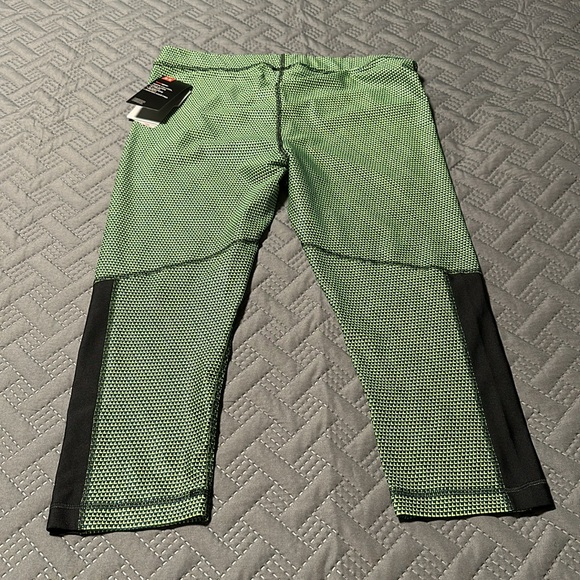 Under Armour Ladies Capri Leggings, NWT’s, Size XL - Picture 7 of 10